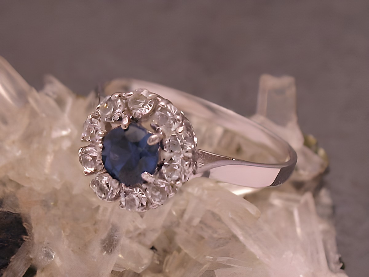 Goldring mit Gold 333, synth. Safir und Zirkonia, Größe 54,5, Hersteller Juwelier Harnisch, bis Größe 56/18, funkelndes Design mit runder Safir-Mitte, umgeben von Zirkonia.