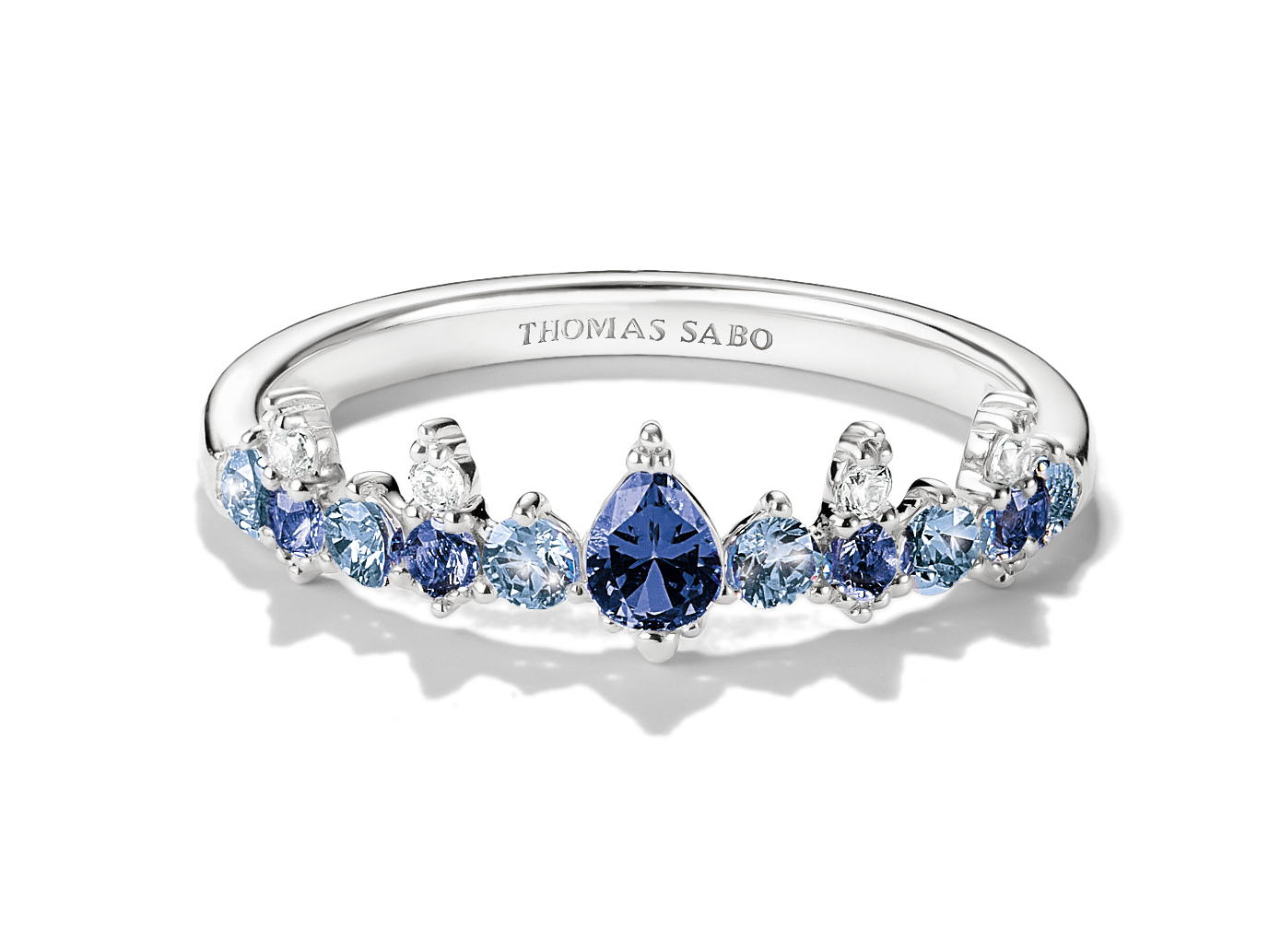 Thomas Sabo Ring mit blauen Steinen aus Silber und Zirkonia, Größe 52, 5,6 mm hoch, glänzendes Design mit verschiedenen Blautönen, ideal für besondere Anlässe.