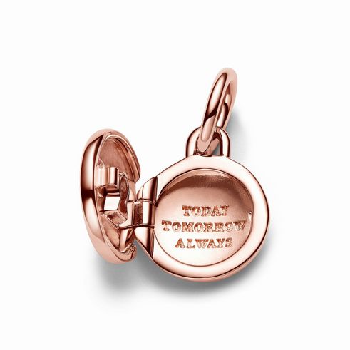 Auf dem Bild ist ein aufklappbares Liebesmedaillon Charm-Anhänger von Pandora zu sehen. Das Medaillon ist in Roségold vergoldet und mit klarem Zirkonia verziert. Im Inneren steht die Gravur "TODAY TOMORROW ALWAYS".