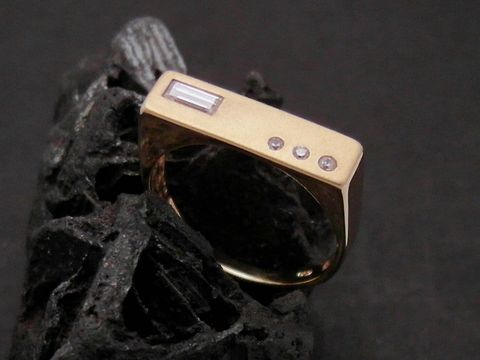 Gold Ring - ausdrucksstark - Gold 585 - Zirkonia - Goldring - Gr. 56,5, Hersteller: Juwelier Harnisch, bis Gr. 58/18,5, modern gestaltet mit klaren Linien und funkelnden Zirkonia.