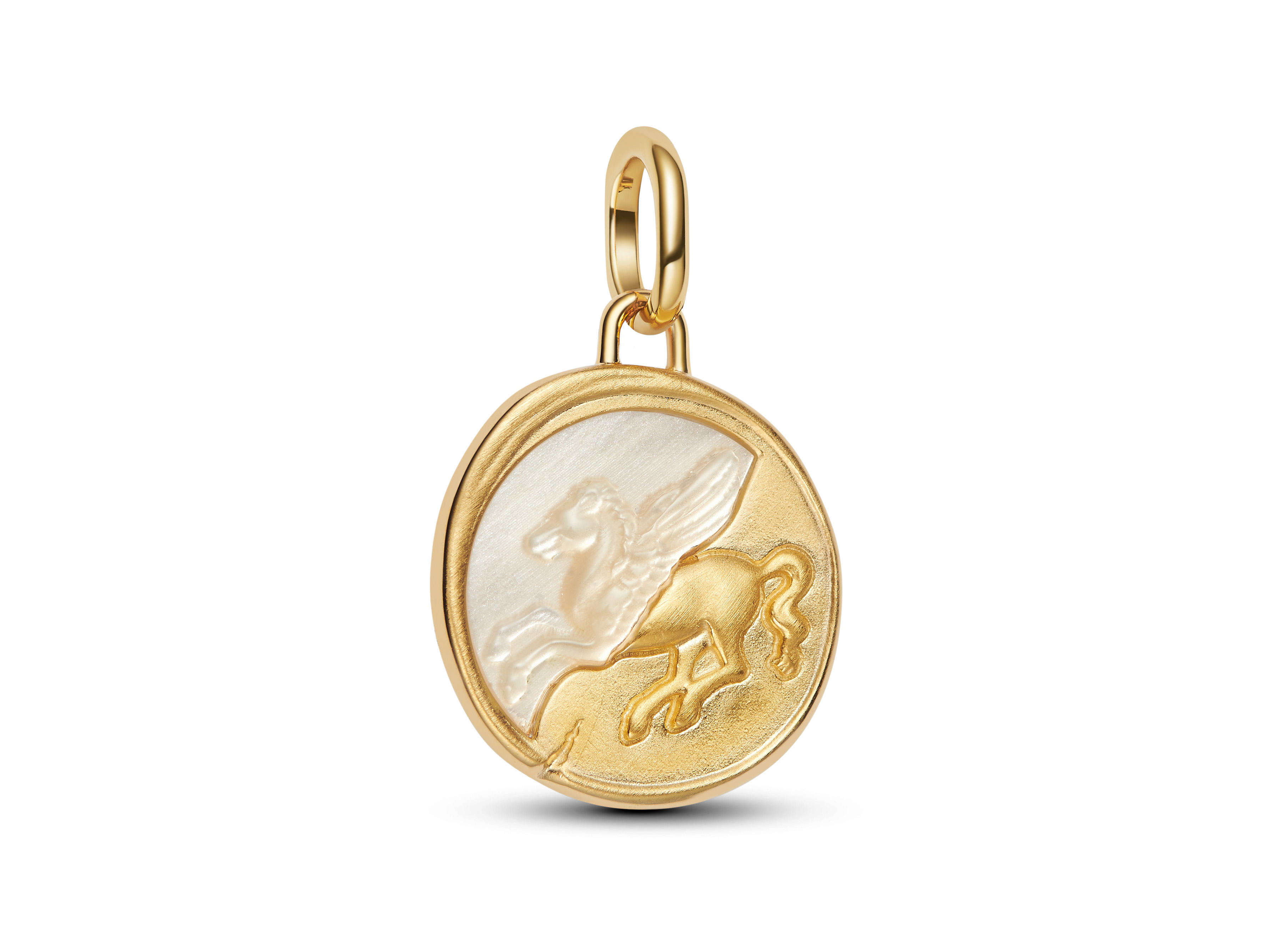 Pegasus Medaillon-Charm Anhänger in Gelbgold Vergoldung mit einem Perlmutt-Element, kunstvoll gestaltet mit einem Bild des geflügelten Pferdes, ideal für stilvolle Schmuckliebhaber.