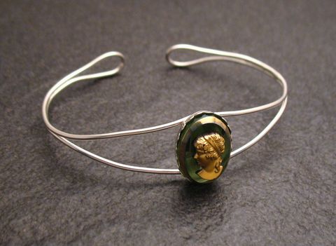Dame grün Cabochon 17 cm Sterling Silber Armreifen, Hersteller Juwelier Harnisch, Umfang 17 cm, hochwertiger Armreifen mit filigranem Design und elegantem grünen Cabochon.
