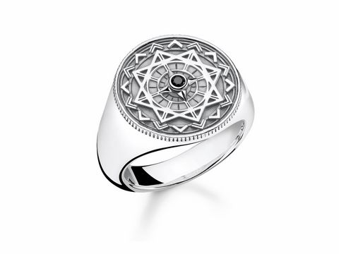 Herrenring von Thomas Sabo in Größe 62 aus der Glam & Soul Kollektion, mit einem auffälligen geometrischen Muster und einem zentralen schwarzen Stein.
