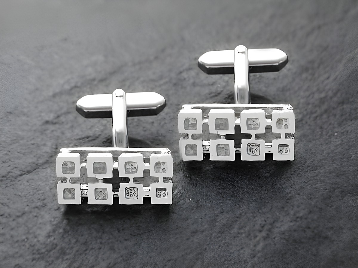 Silberfarbene Manschettenknöpfe im Retro-Stil, rhodiniert, mit einem modernen geometrischen Design. Hersteller ist der Juwelier Harnisch, ideal für stilvolle Anlässe.