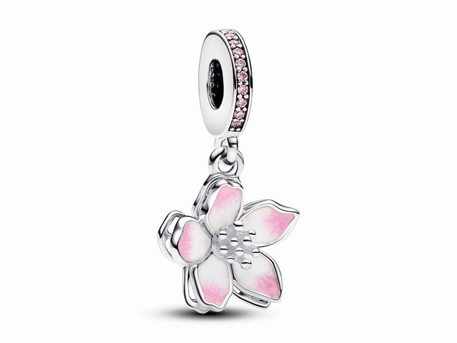 Silberner Anhänger in Form einer Kirschblüte mit pink-rosa Zirkonia, ideal für die Aufwertung von Schmuckstücken. Hochwertige Verarbeitung von Pandora für stilbewusste Frauen.