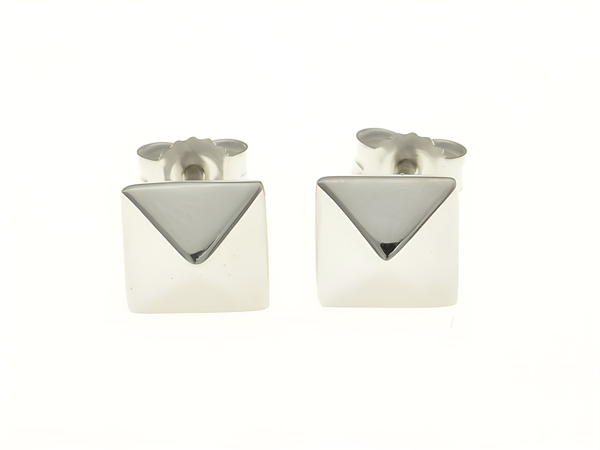 Viereck Pyramide Quadrat Ohrstecker aus rhodiniertem Sterling Silber ohne Stein, hergestellt von Juwelier Harnisch, schlichtes Design, elegant und modern.