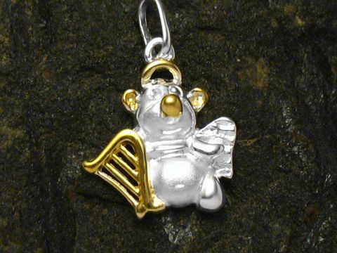 Niedlicher Engel mit Harfe aus sterling Silber und goldener Akzentierung, hergestellt von Juwelier Harnisch, perfekt als Anhänger für Schmuckliebhaber.