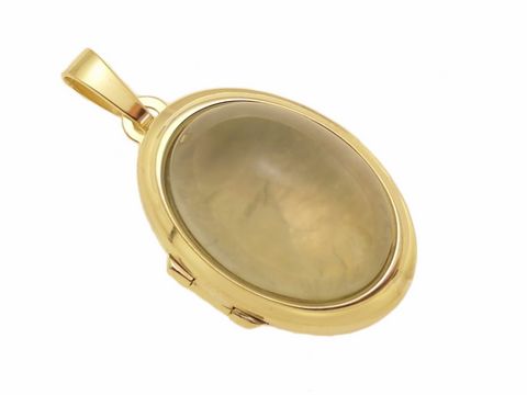 Prehnit hellgrün Cabochon in einem Gold 333 Medaillon vom Hersteller Juwelier Harnisch, ovaler Anhänger mit glänzender Oberfläche und harmonischem Design.
