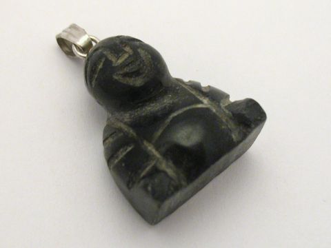 Buddha Onyx Anhänger in silberfarbener Fassung, gefertigt vom Juwelier Harnisch, mit detaillierter Edelsteinbearbeitung und traditionellem Design. Ideal als stilvolles Schmuckstück.