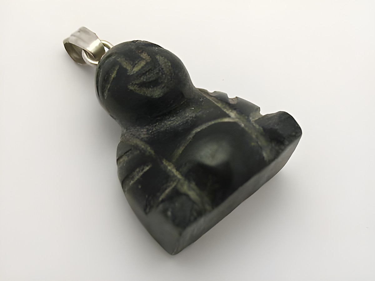 Buddha Onyx Anhänger in silberfarbener Fassung, gefertigt vom Juwelier Harnisch, mit detaillierter Edelsteinbearbeitung und traditionellem Design. Ideal als stilvolles Schmuckstück.