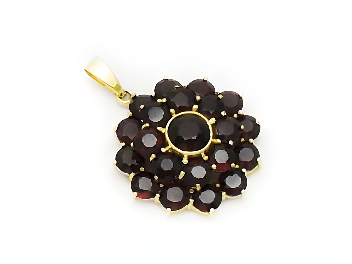 Granat Schmuck Anhänger 26,4 mm in Blütenform aus Gold. Verzierung mit zahlreichen facettierten Granatsteinen, harmonisch angeordnet und funkelnd. Hochwertiger Granatschmuck vom Hersteller Juwelier Harnisch.