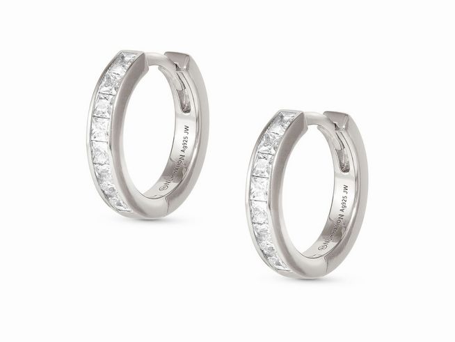 Ohrringe von Nomination Carismatica in Silber rhodiniert mit weißen Zirkonia, Durchmesser 1,2 cm, stilvolles Design für jeden Anlass.
