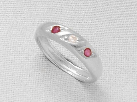 Silber Taufring mit Rubin und Zirkonia, ideal als Taufgeschenk, vom Hersteller Juwelier Harnisch, klassisches Design in hochwertigem Silber.