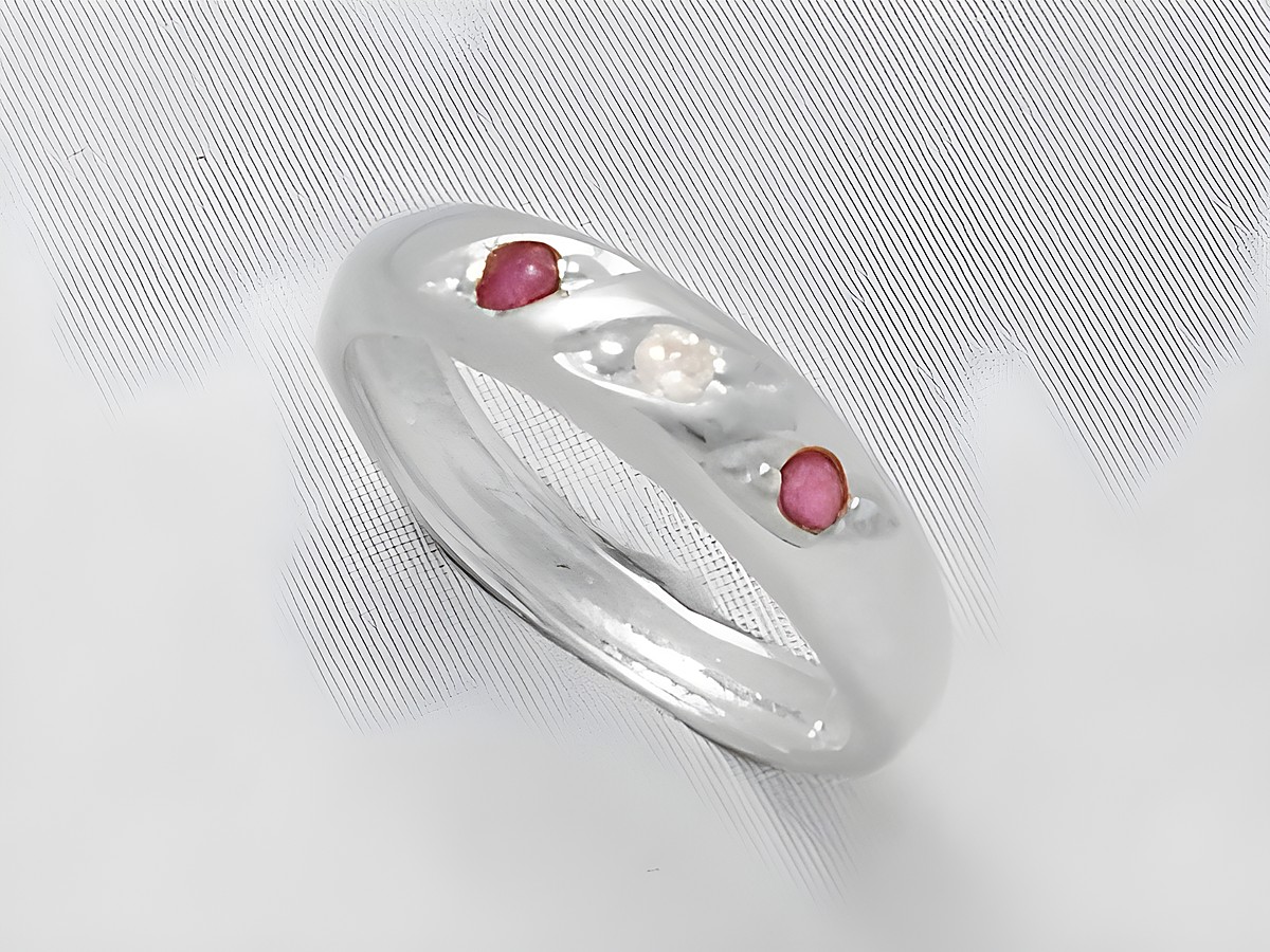 Silber Taufring mit Rubin und Zirkonia, ideal als Taufgeschenk, vom Hersteller Juwelier Harnisch, klassisches Design in hochwertigem Silber.