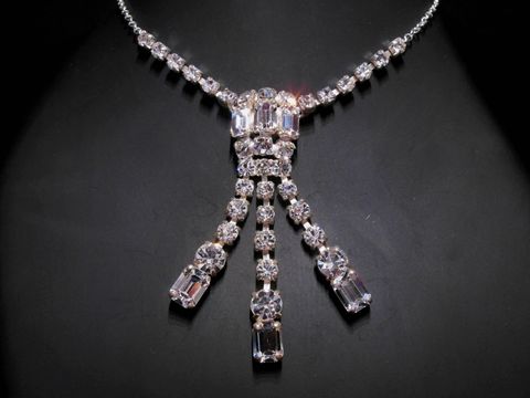 Glamouröse Strass Kette in Weiß, gefertigt aus Sterling Silber, mit einem eleganten Design und funkelndem Strassschmuck, verstellbar von 38 bis 45 cm, Hersteller: Juwelier Harnisch.