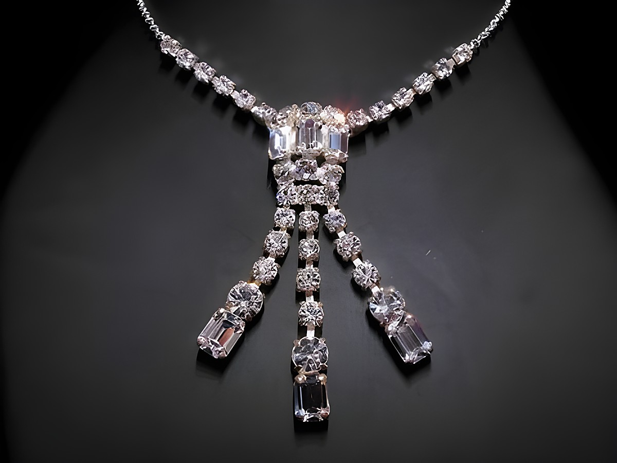 Glamouröse Strass Kette in Weiß, gefertigt aus Sterling Silber, mit einem eleganten Design und funkelndem Strassschmuck, verstellbar von 38 bis 45 cm, Hersteller: Juwelier Harnisch.