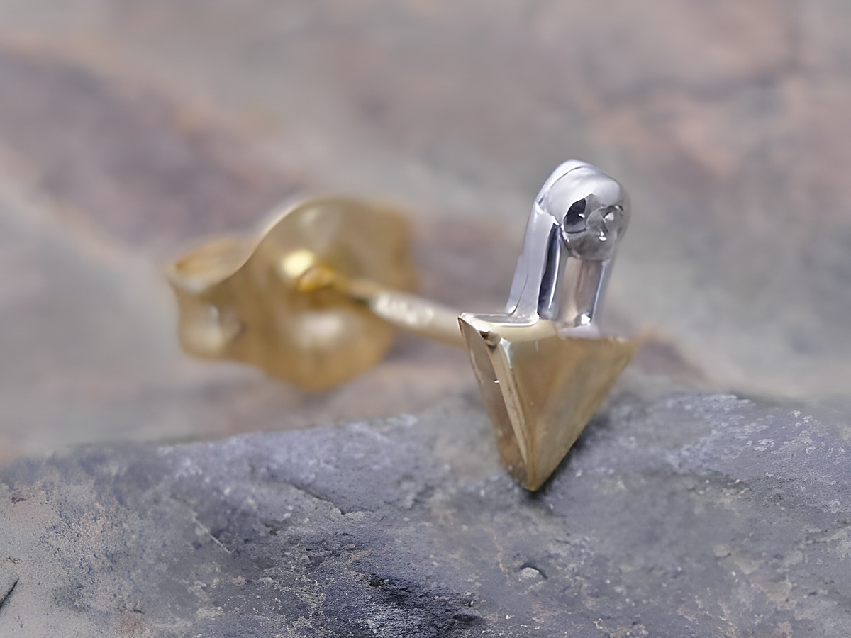 1 Ohrstecker unisex in Gold 585 bicolor mit einem diamantförmigen Design, hergestellt von Juwelier Harnisch, Einzelohrringe, 1 Stück.