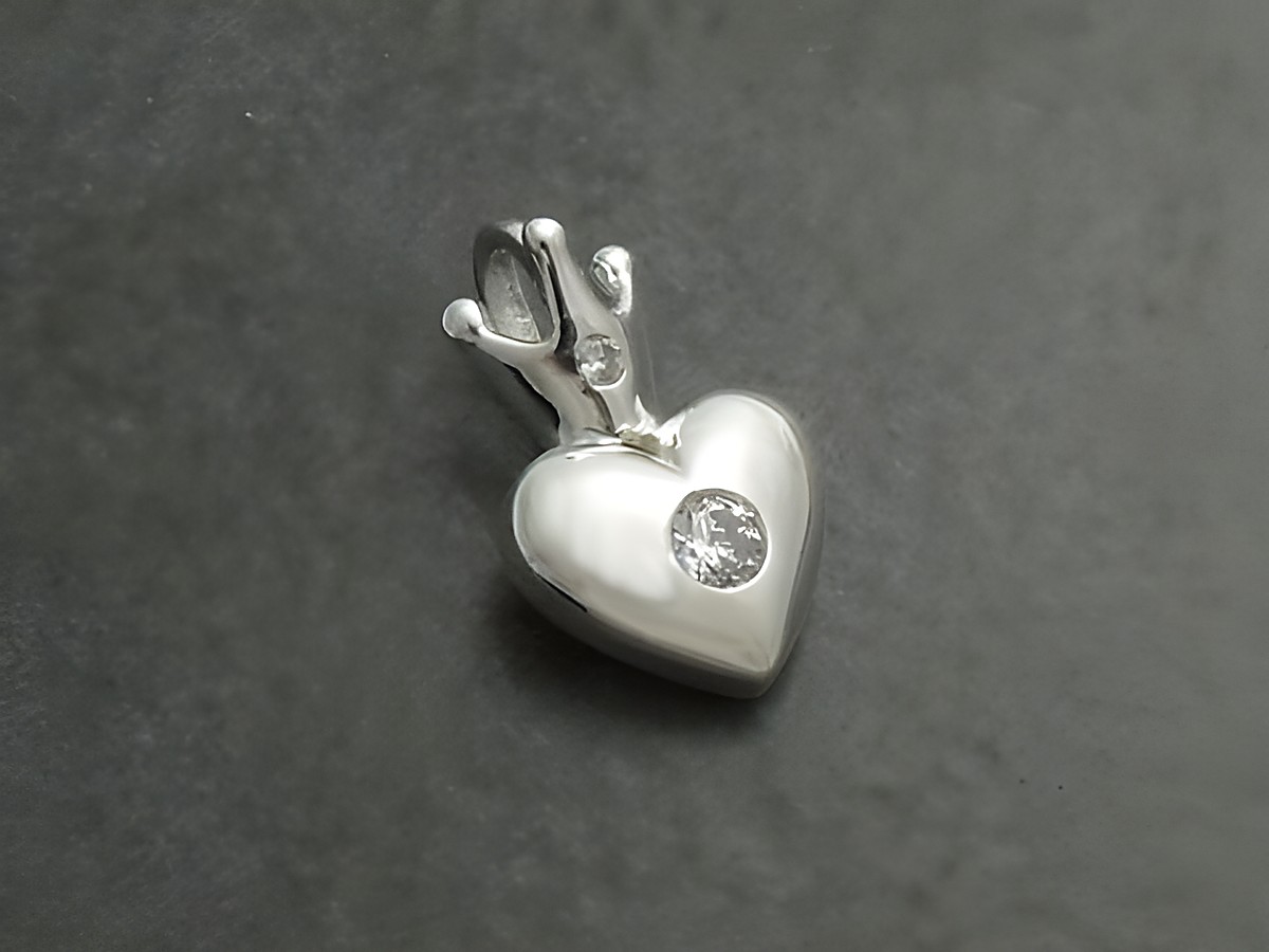 Silber Anhänger Krone Herz aus Sterling Silber 925 mit Zirkonia, elegant und moderne Schmuckgestaltung von Juwelier Harnisch, ideal für persönliche Akzente.