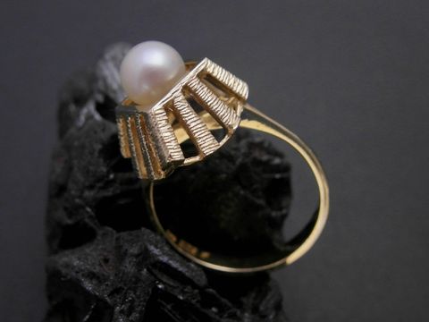 Gold Perlen Ring luxuriös Gr. 55,5 mit Zuchtperle 6,2 mm aus Gold 585 vom Juwelier Harnisch bis Gr. 56/18. Der Ring hat eine filigrane Gestaltung und trägt eine elegante Perle.