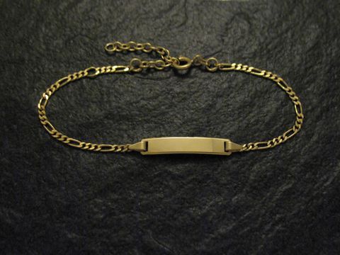 Gravur Armband aus Gold 333 mit einer Länge von 19,5 cm, verfügt über eine glatte Gravurplatte und eine edle Kette, hergestellt von Juwelier Harnisch.