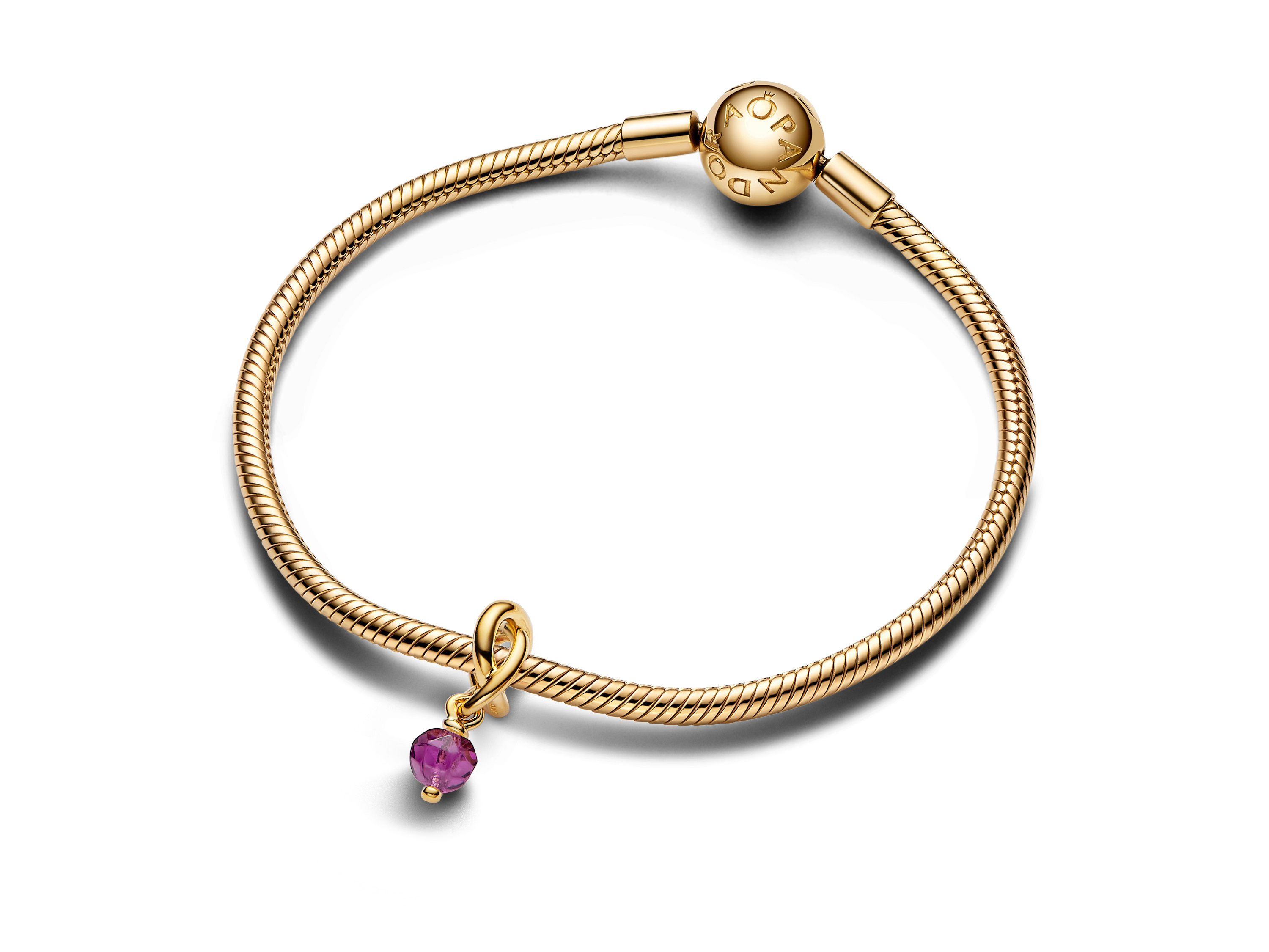 Ein elegantes Armband von Pandora mit vergoldeter, gedrehter Struktur und einem lila Kristallanhänger für den Monat Februar, gefertigt aus hochwertigem Gelbgold.
