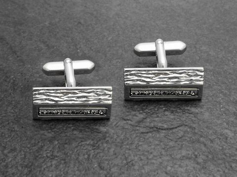 10025-0 Manschettenknöpfe in silber-farben mit Strass weiß Stein von Juwelier Harnisch, elegant gestaltet mit einem feinen Muster und funkelnden Strass Steinen für stilvolle Anlässe.