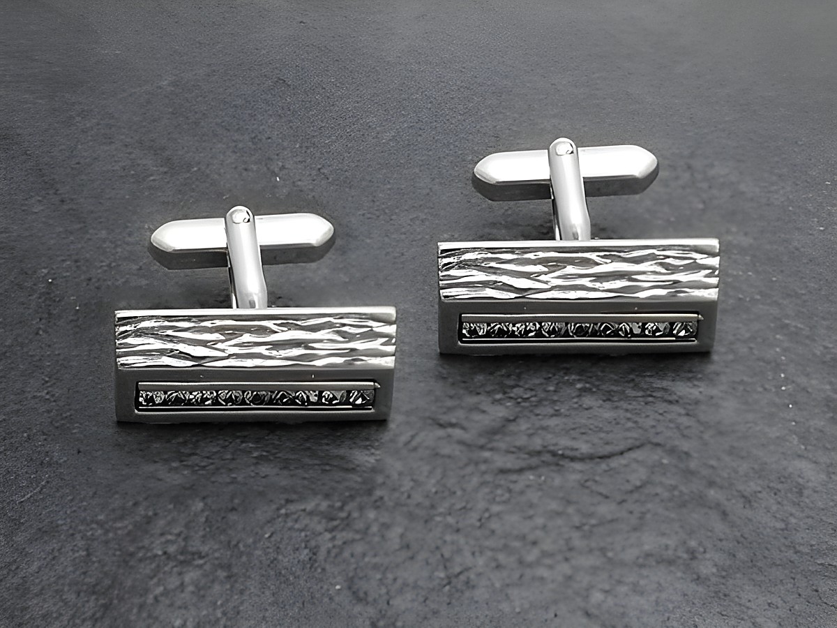 Manschettenknöpfe in silber-farben mit Strass weiß Stein von Juwelier Harnisch, elegant gestaltet mit einem feinen Muster und funkelnden Strass Steinen für stilvolle Anlässe.