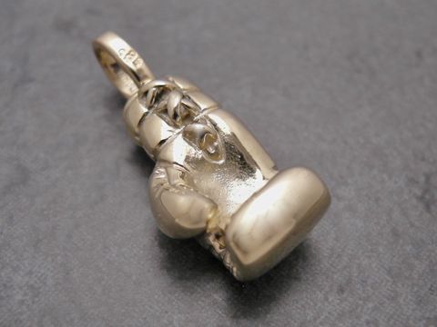 Boxhandschuh Anhänger aus Gelbgold 750, handgefertigt, Details des Boxhandschuhs gut ausgearbeitet, ideal für Boxfans, Hersteller Juwelier Harnisch.