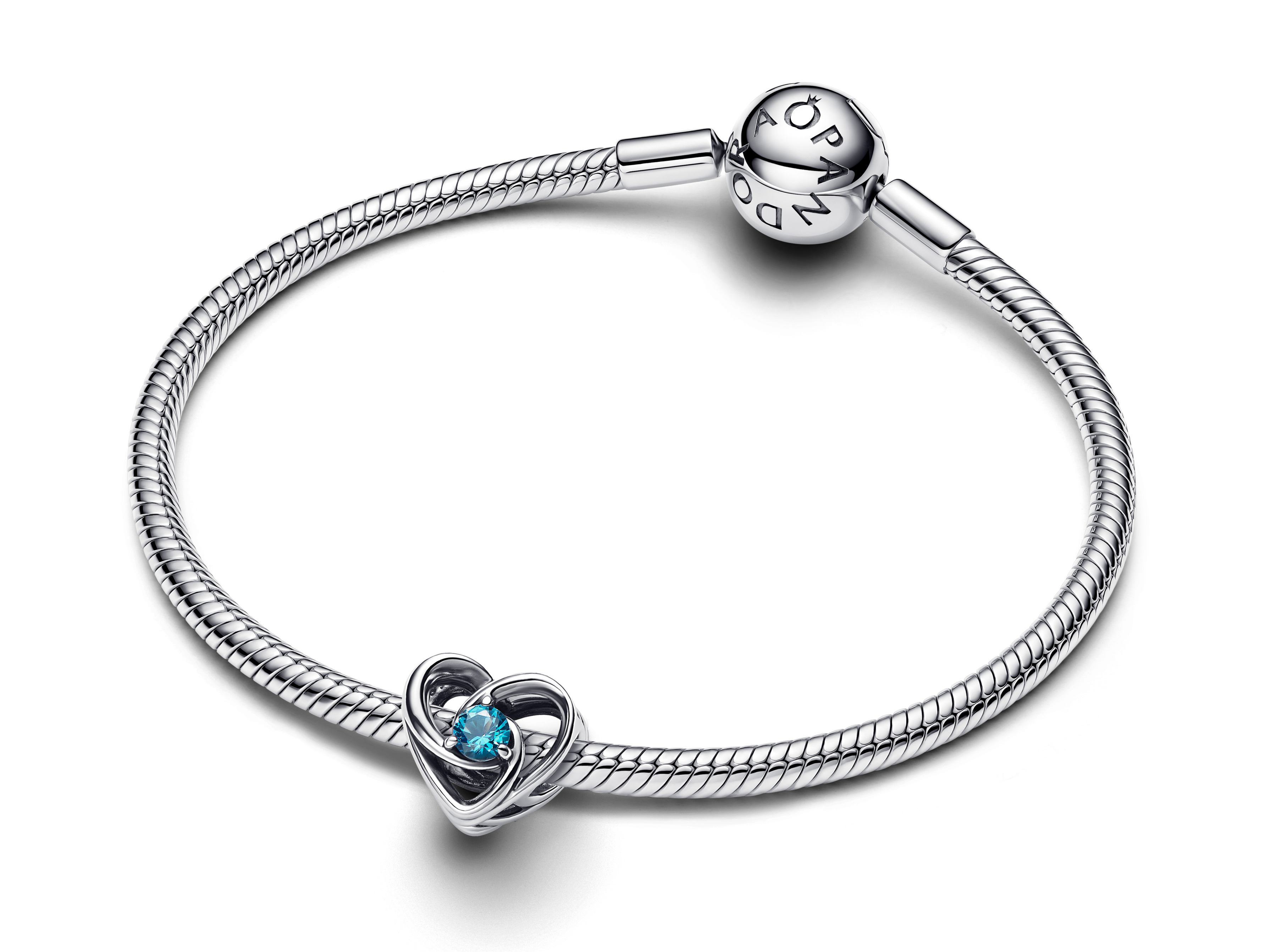 Pandora Charm Verflochtenes Herz aus Sterling Silber mit einem blauen synthetischen Kristall auf einem rhythmierten Armband, ideal für stilvolle Accessoires.