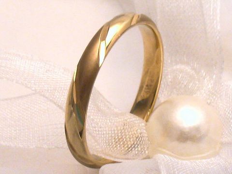 400279-0 Ehering GRACEFUL aus Gold 333 in Gr. 57/18,1 von Juwelier Harnisch, bis Gr. 58/18,4, mit leichter Drehung im Design, elegant präsentiert mit einer Perle und Dekoband.