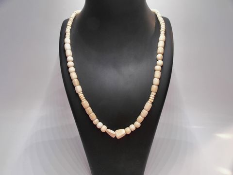 Holzkette Multiform 120 mm naturbraun 60 cm aus Holzschmuck von Juwelier Harnisch, zeigt eine harmonische Kombination unterschiedlicher Holzperlen in sanften Farbtönen auf einem Schmuckständer.