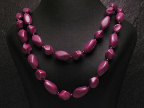Zweireihige Kette eckige Perlen neu lila, hergestellt von Juwelier Harnisch, elegant und stilvoll, perfekt für jede Gelegenheit. Ideal für modische Akzente.