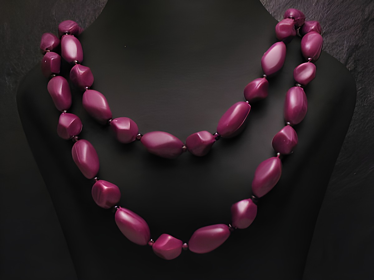 Zweireihige Kette eckige Perlen neu lila, hergestellt von Juwelier Harnisch, elegant und stilvoll, perfekt für jede Gelegenheit. Ideal für modische Akzente.
