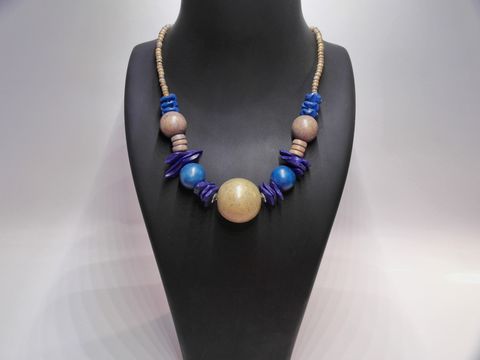 61907-0 Bunte Holzkette Multiform mit 170 mm Durchmesser und 45 cm Länge, hergestellt von Juwelier Harnisch, zeigt eine ansprechende Kombination aus verschiedenen Holzperlen in lebendigen Farben.