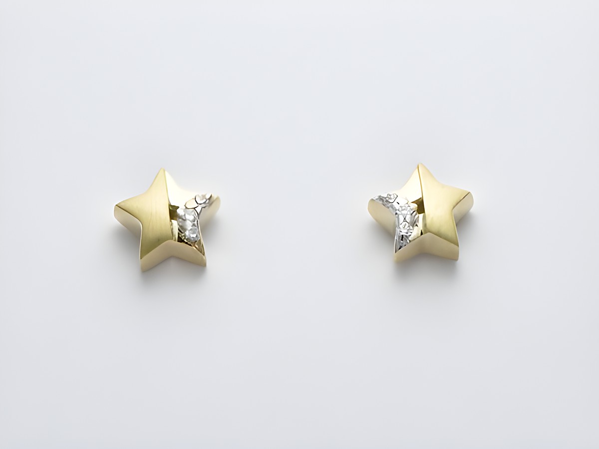 Gold Ohrringe in Sternform aus 333 Gold, funkelnd mit Zirkonia-Steinen, hergestellt von Juwelier Harnisch, ideal für jeden Anlass.