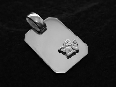 Engel Gravurplatte aus Sterling Silber mit einem süßen Schutzengel-Motiv, hergestellt von Juwelier Harnisch, ideal als elegantes Schmuckstück oder Geschenk.