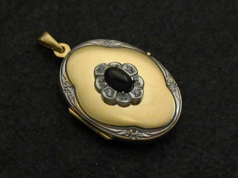 Schwarzes Diopsid Medaillon Cabochon in Gold 585 bicolor mit feiner Verzierung, Hersteller Juwelier Harnisch, elegant und zeitloses Schmuckstück für besondere Anlässe.