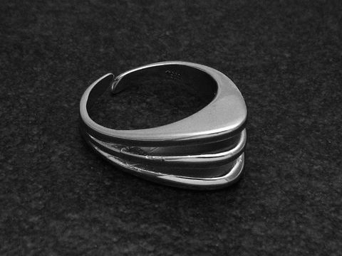 Silberring rho extravagant in wenig verstellbarer Größe, Hersteller Juwelier Harnisch, ohne Stein, rhodiniert, mit geschwungenem Design und mehreren übereinanderliegenden Bändern.
