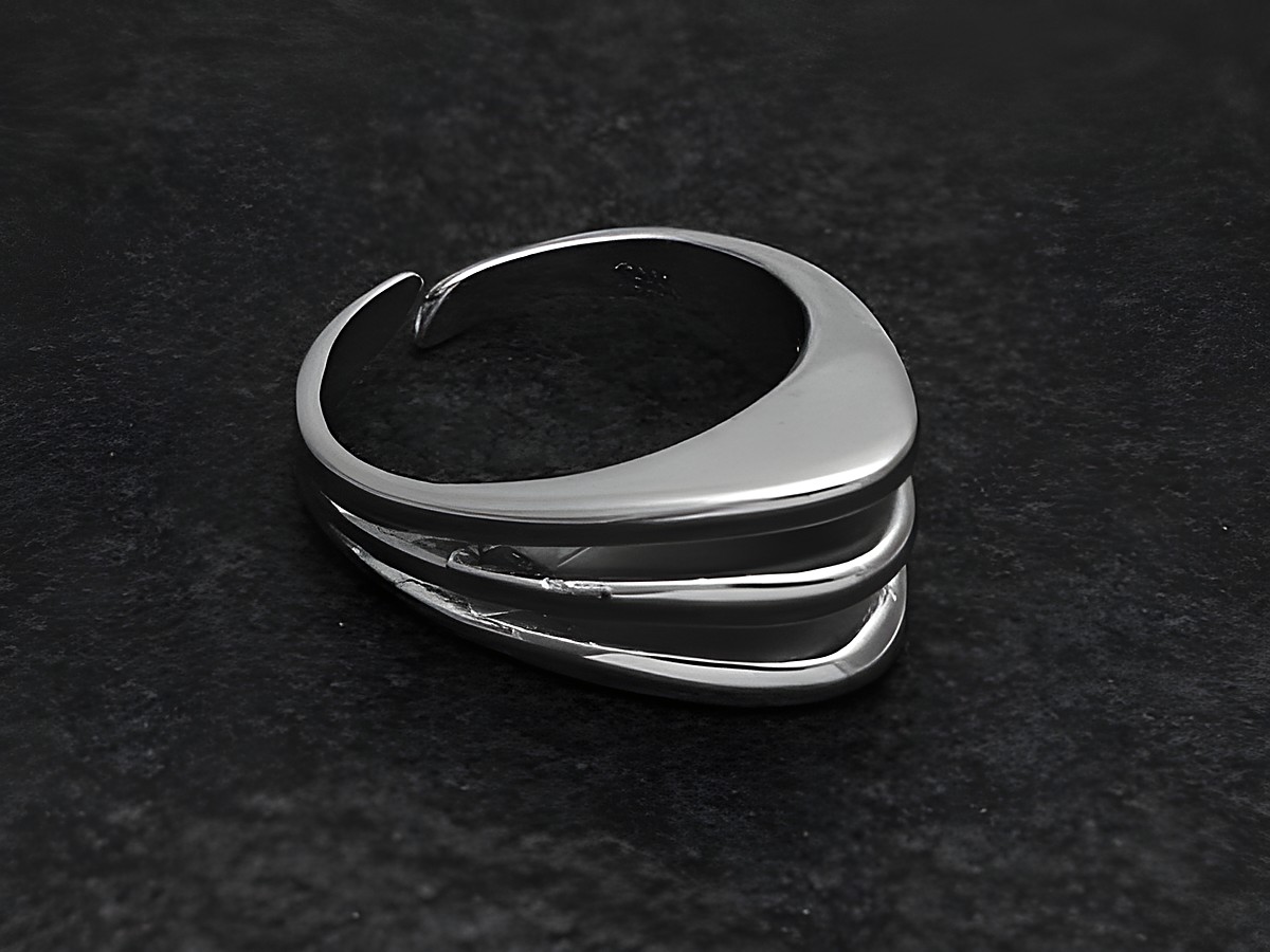 Silberring rho extravagant in wenig verstellbarer Größe, Hersteller Juwelier Harnisch, ohne Stein, rhodiniert, mit geschwungenem Design und mehreren übereinanderliegenden Bändern.