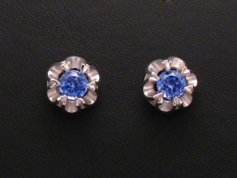 Ohrringe mit synthetischem Saphir in blauer Farbe, umrahmt von einer eleganten Weißgoldfassung, gefertigt vom Juwelier Harnisch, ideal für besondere Anlässe.