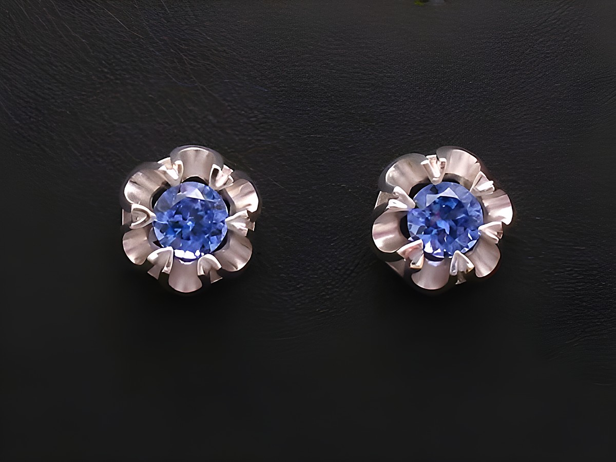 Ohrringe mit synthetischem Saphir in blauer Farbe, umrahmt von einer eleganten Weißgoldfassung, gefertigt vom Juwelier Harnisch, ideal für besondere Anlässe.