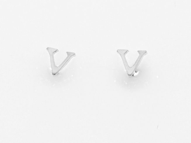 Ohrringe Ohrstecker Buchstabe V Silber 925 mit Initialien, Hersteller Juwelier Harnisch, elegant und modern, ideal für jeden Anlass.