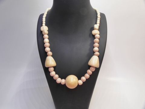 Holzkette aus naturbraunem Holz in Multiform mit einem Durchmesser von 25 mm und einer Länge von 60 cm, gefertigt von Juwelier Harnisch, zeigt ansprechende Formen und Farben.