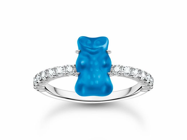 Der Thomas Sabo HARIBO Ring mit einem blauen Gummibärchen aus Glas und Zirkonia verziert, sitzt auf einem schlichten Silberring und ist in Größe 60 erhältlich.