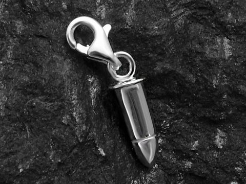 Charm Anhänger in Form einer Patrone aus Sterling Silber mit Karabiner, hergestellt von Juwelier Harnisch, ideal für persönliche Armbänder und Ketten.