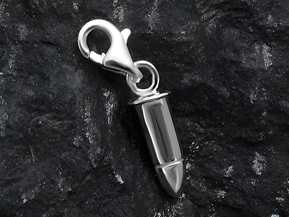 Charm Anhänger in Form einer Patrone aus Sterling Silber mit Karabiner, hergestellt von Juwelier Harnisch, ideal für persönliche Armbänder und Ketten.