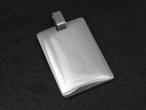 Gravurplatte Silber Anhänger zeitlos poliert Hersteller Juwelier Harnisch schlicht. Der Anhänger hat eine rechteckige Form mit sanften Rundungen und einer glatten glänzenden Oberfläche.