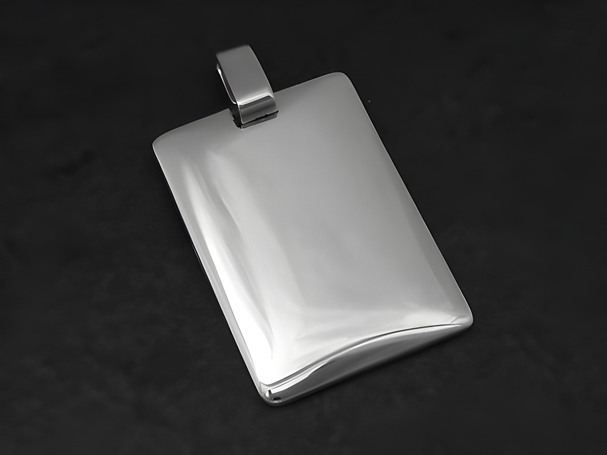 Gravurplatte Silber Anhänger zeitlos poliert Hersteller Juwelier Harnisch schlicht. Der Anhänger hat eine rechteckige Form mit sanften Rundungen und einer glatten glänzenden Oberfläche.
