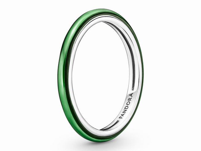 Pandora ME Ring in Größe 64, gefertigt aus Sterling Silber mit grüner Emaille. Schlichtes und elegantes Design, ideal für jeden Anlass.