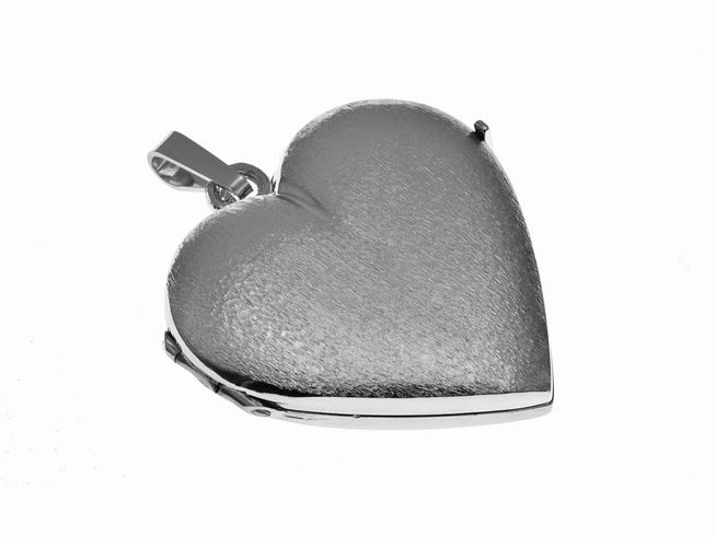 Großes rhodiniertes Silbermedaillon in Herzform, glänzende Oberfläche und praktischer Anhänger, Hersteller Juwelier Harnisch, ideal als Geschenk oder persönlicher Schmuck.